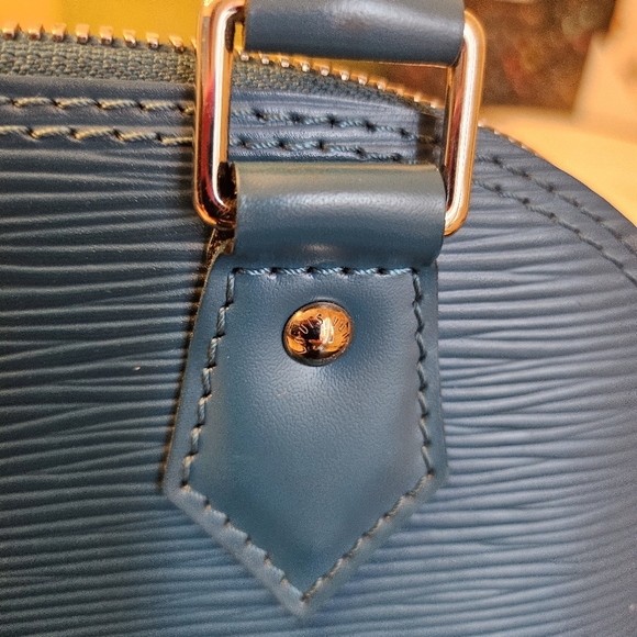 ✨ Authentic Louis Vuitton Alma BB in rare Cyan Épi leather. - Picture 12 of 16